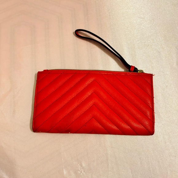 Victoria’s Secret Wallet Zipper All Around Red Chevon Quilted Heart Wristlet - Picture 2 of 4